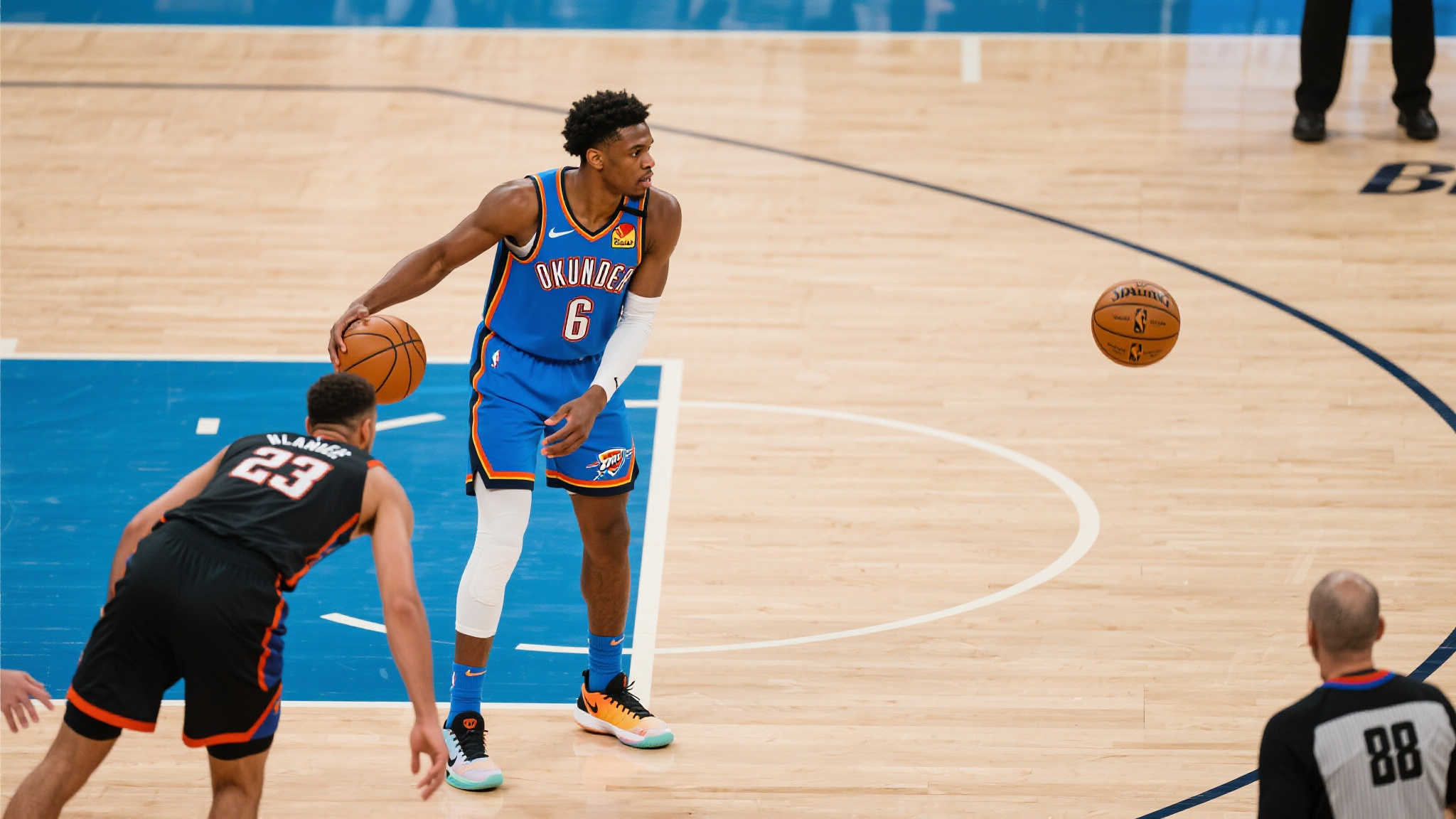 在篮球比赛中，造犯规并稳稳命中罚篮是一项考验技巧与